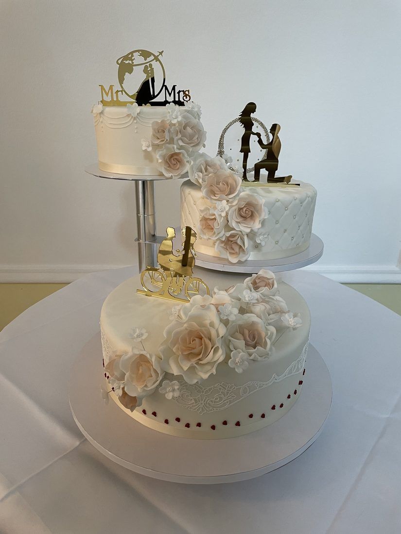 Hochzeitstorte mit Brautpaar